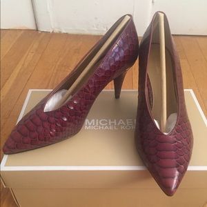 Michael kors Lizzy mid heel choke pump 6.5